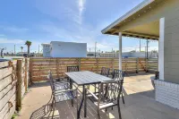 Ideally located dog-friendly home near the beach & town with gas grill & WiFi Hotels in Rockport