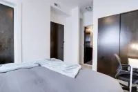 Stone Countertops and Stainless Steel Appliances - Stylish Modern Retreat 컬럼비아 하이츠 호텔