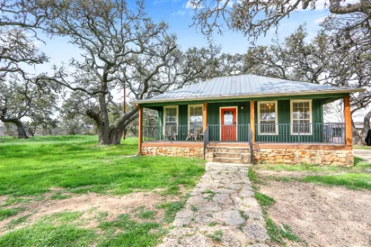 Charming Retreat with Private Fire Pit and Resort Amenities - Delightful Oasis