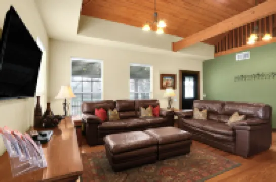 Charming Retreat with Private Fire Pit and Resort Amenities - Delightful Oasis