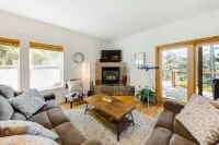 Beautiful Home with Ocean and Yaquina Lighthouse Views - Walk to the Beach