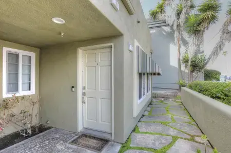 Private Hot Tub and Beautifully Decorated Space - Charming Coastal Oasis