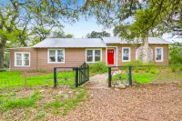 Charming Escape and Creekside Hot Tub - Cozy Hill Country Retreat