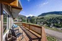 Breathtaking Mountain Views and Open Floor Plan - Charming Retreat