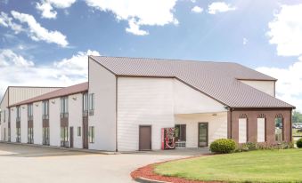 Super 8 by Wyndham Marshall