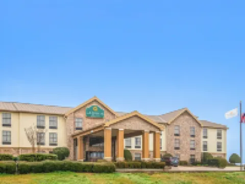 La Quinta Inn & Suites by Wyndham Denison - N. Lake Texoma Hotels in Denison