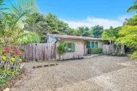 Heated Pool, Parking, 5 Min Walk to Food and Fun!