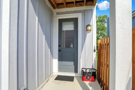 Modern & Spacious Downtown Master Suite Palace!