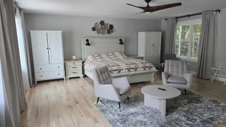 Luxury Hillside House with a Picturesque Mountain View Отели в г. Торнтон