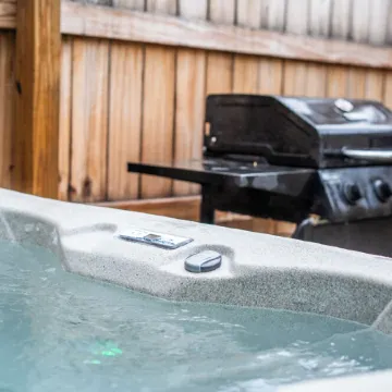 Cool cabin in Fayetteville 1 mile from downtown, Hot Tub