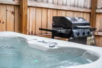 Cool cabin in Fayetteville 1 mile from downtown, Hot Tub