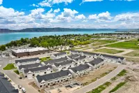 Blue Lake Townhouse ~ Close to Marina & Mike’s Market Hotels in Saint Charles