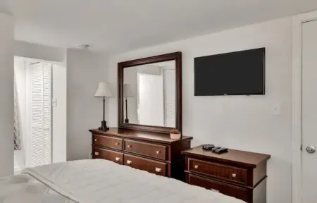 Cozy Retreat with Outdoor BBQ and Smart TV - Charming Getaway