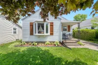 Private Patio and Lake Peekaboo Views - Charming Sunlit Escape Hotels in Port Clinton