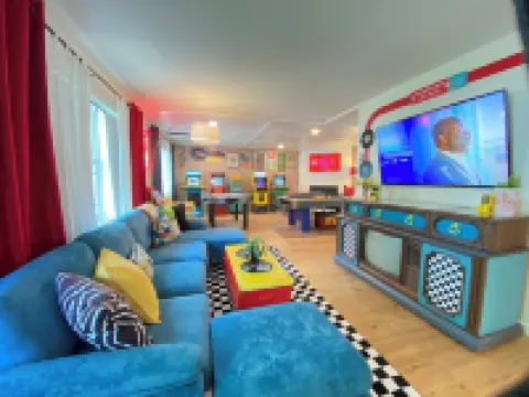 Time Traveler - Hot Tub, firepit, grill, games, and fun!