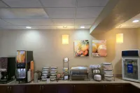 Comfort Inn & Suites Grafton-Cedarburg - breakfast