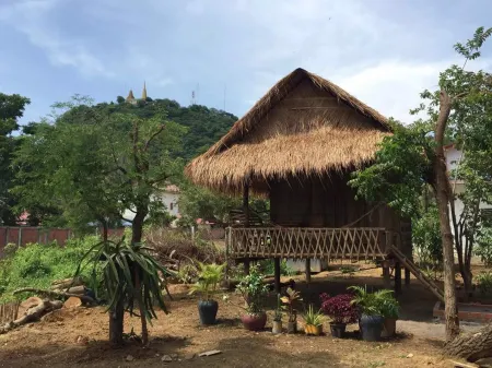 Family Batcave Homestay Отели рядом с достопримечательностью «Phnom Sampeau|Phnom Sampov»