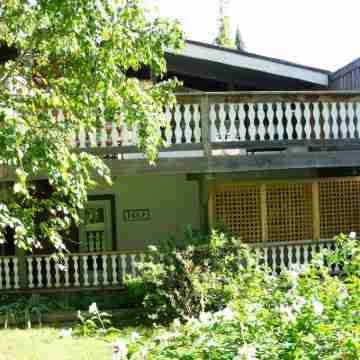 4 Bedroom Cottage Near the Village, Private Beach Access, BBQ, Petfriendly Hotel Exterior