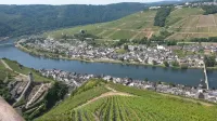 Vacation home with garden and terrace, 15 minutes from the Moselle