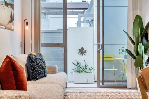 Chic 3 Bedroom City Central with Parking - Private Pools