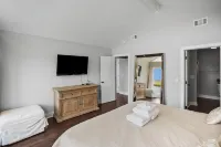 3 Bedroom House with Ocean and Fairway Views