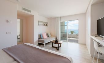 Quarto com zona de estar e varanda na galeria do Hotel Garbi