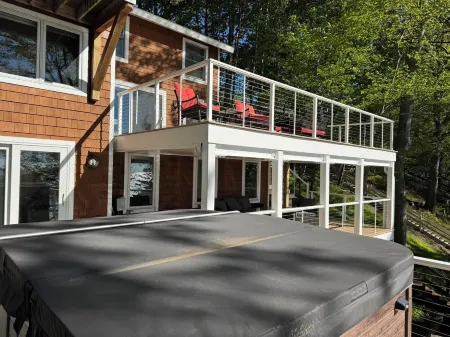 Spectacular Lake Michigan Views/Beach Access from Douglas Lakeshore Beach House Отели в г. Дуглас