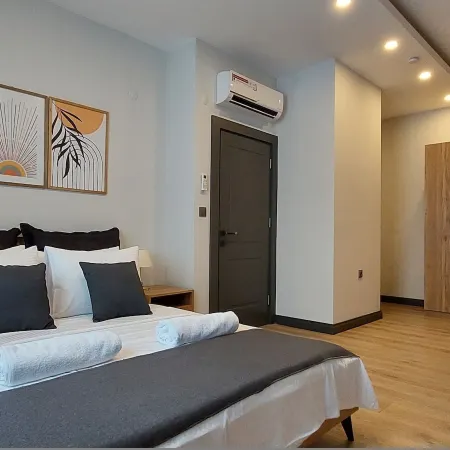 Professionally Maintained Spacious New Suites 6 Отели рядом с достопримечательностью «Пляж Кадрие»