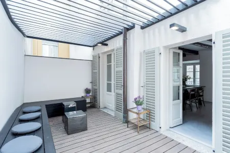 Shades of Como with Private Terrace by Rent All Como Отели рядом со станцией Como Nord Lago