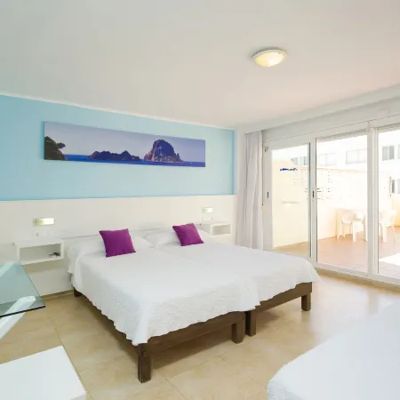 Hostal Costa Blanca Отели рядом с достопримечательностью «Casino Ibiza»