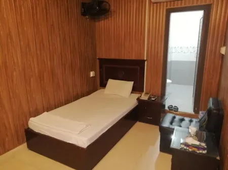 Silk Hotel Отели рядом с достопримечательностью «The Chenab Club»