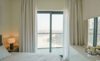 Bright Apartment with Panoramic CityScape Views
