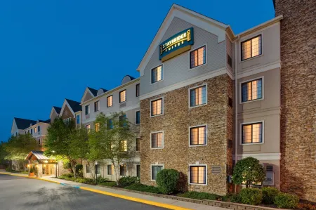 Staybridge Suites Allentown Bethlehem Airport Отели рядом с достопримечательностью «Парк Шервуд»