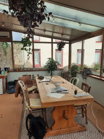 Hôtel les Voisins Beaucemaine Отели в г. Плёк-сюр-Лье