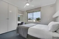 Hybiscus Waterfront Apartments Hotels in Lakes Entrance