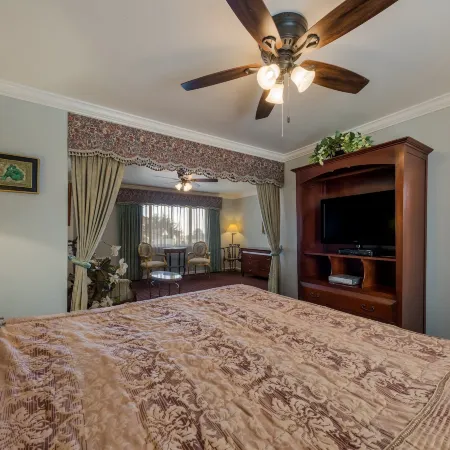 Carmel Inn & Suites