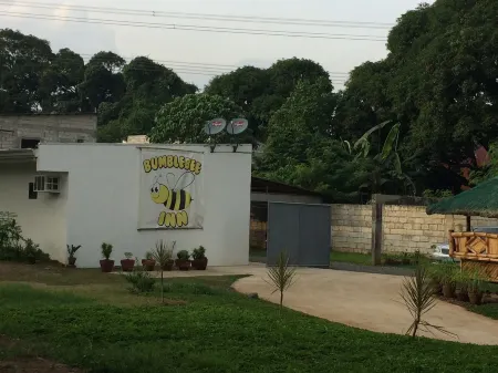 Bumblebee Inn Отели рядом с достопримечательностью «Университет Рисаль Систем, Бинангонан Кампус»