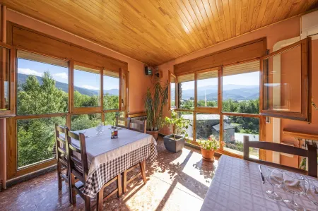 Hotel Restaurante la Glorieta Отели рядом с достопримечательностью «Cova d'Anes»