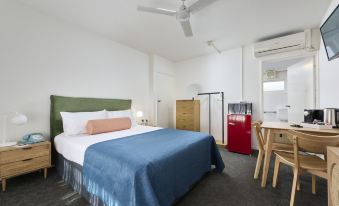 Baileys Parkside Motel by VetroBlu