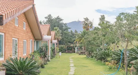 Jeju Healing Resort Отели рядом с достопримечательностью «Dolgeobugi Suseok Bakmulkwan»