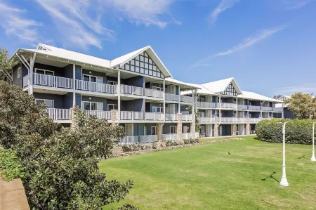 Caves House Hotel & Apartments Yallingup Отели рядом с достопримечательностью «Нгилджи Кейв»