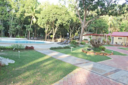 Submarine Garden Beach Resort Отели в г. Лобо