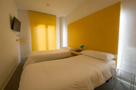 Hostal Albany Отели рядом с достопримечательностью «Salón del Reino de los Testigos Cristianos de Jehová»