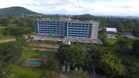 Mount Meru Hotel Отели рядом с достопримечательностью «Arusha Clock Tower»
