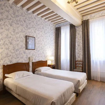 Logis Hôtel Belle Epoque Hôtels à proximité de : Vins COUDURIER JUNG - Caveau de dégustation & Micro-Cuverie Urbaine