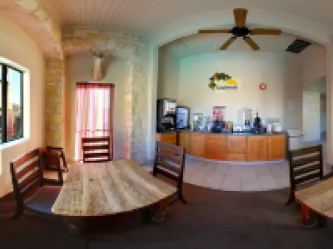 Days Inn & Suites by Wyndham Llano Hotels in Llano