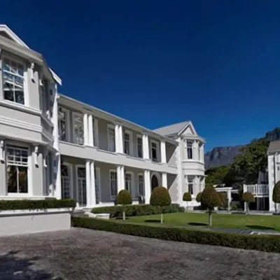 Banksia Boutique Hotel & Spa Отели рядом с достопримечательностью «Стадион «Атлон»»