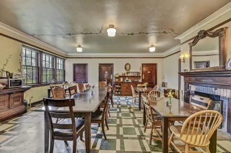 Oddfellow Inn & Farm