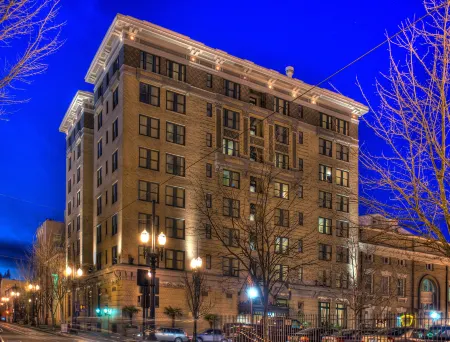 Hotel DeLuxe Отели рядом с достопримечательностью «KIDD's Toy Museum»