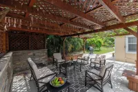 Tropical Vibes! Spacious 2BD/1BA, BBQ, Parking & more -10 min to Best Locations Citi Trends 주변 호텔